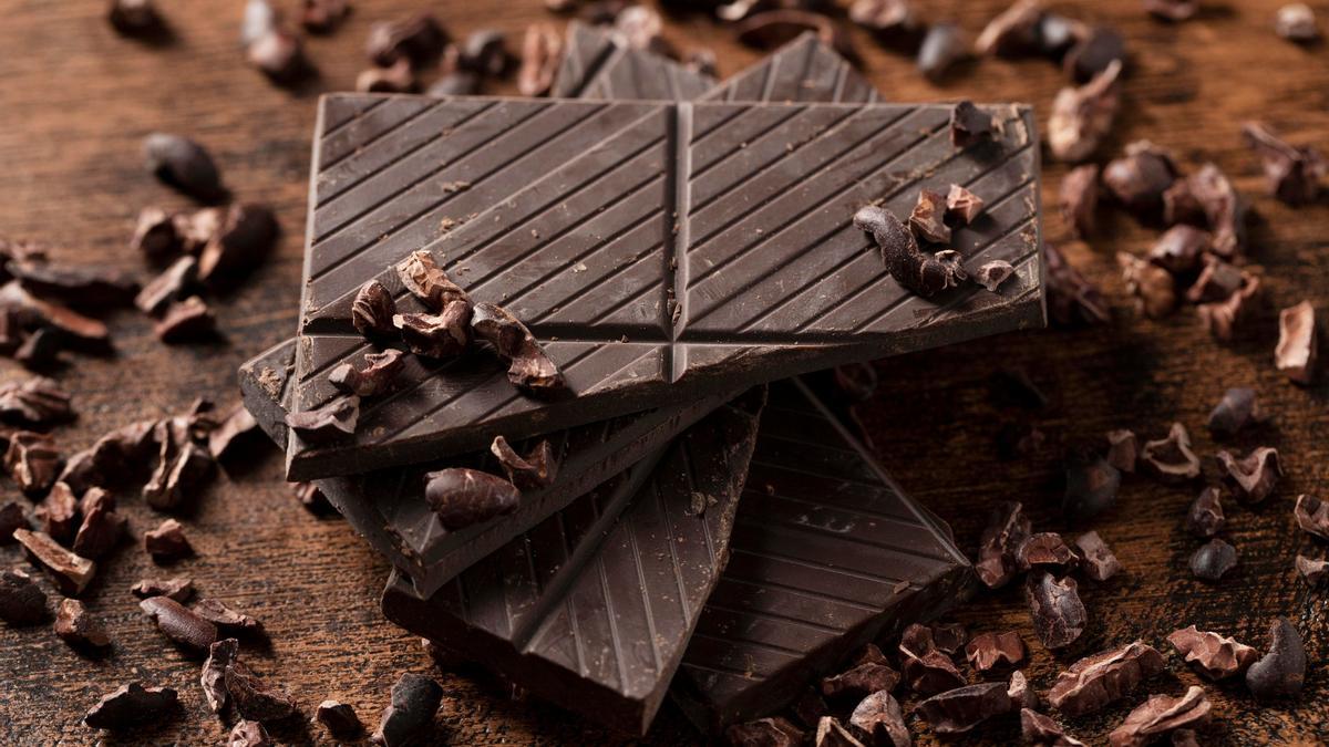 Onzas de chocolate negro apiladas sobre una mesa.