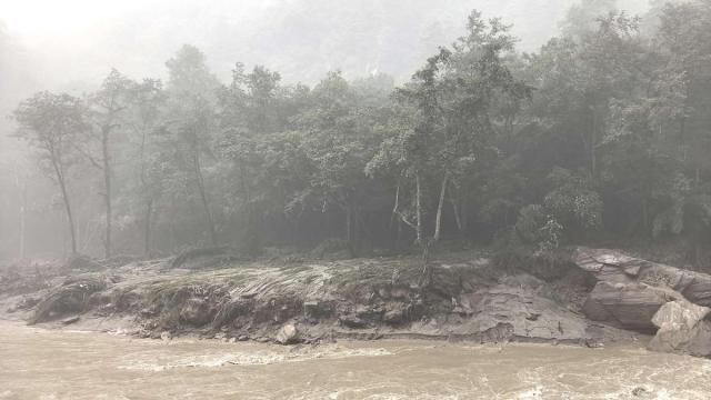 Un deslizamiento de tierra azotó las cercanías del puerto de Gyirong en la región autónoma de Xizang, en el suroeste de China.