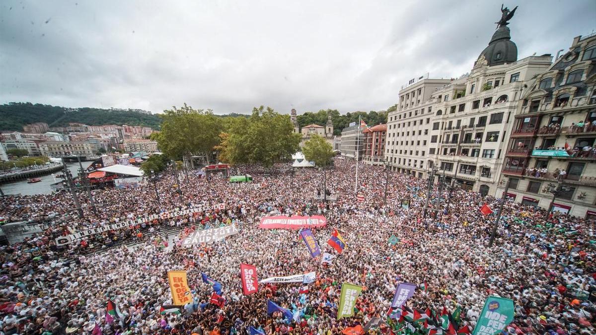 Cientos de personas durante el pregón y el lanzamiento del txupín de la Semana Grande de Bilbao 2024