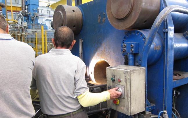 Operarios en una fábrica industrial
