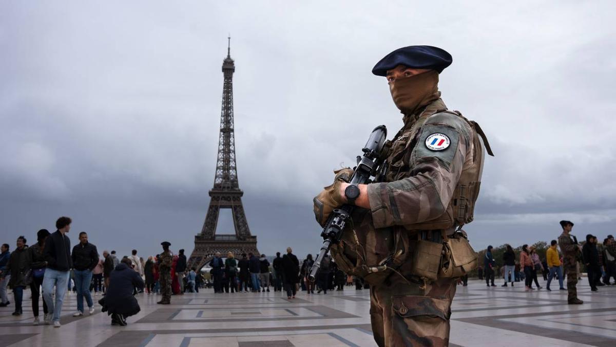 Imagen de archivo de un militar custodiando la zona de la Torre Eiffel.