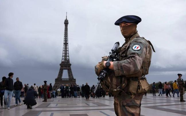 Imagen de archivo de un militar custodiando la zona de la Torre Eiffel.