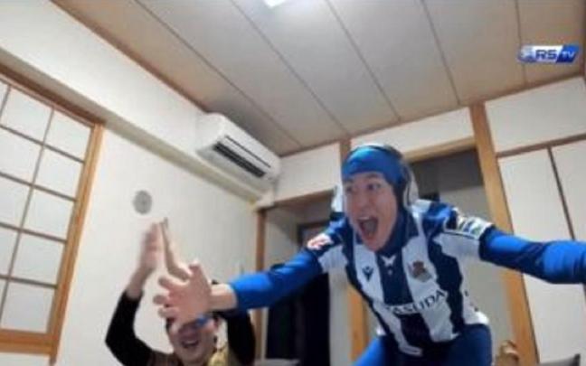 Japoneses aficionados de la Real, celebrando el gol de Becker frente al Barcelona. / X.COM/PABLOBARE