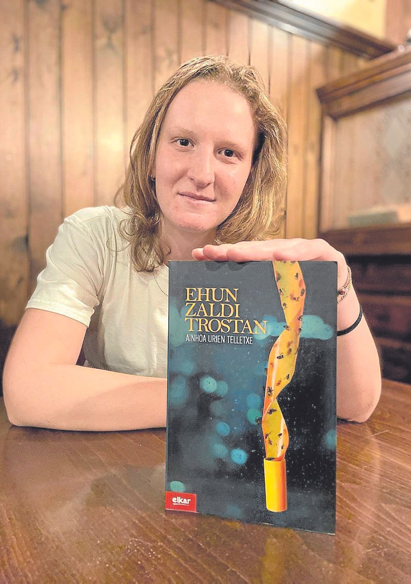 ‘Ehun zaldi trostan’ liburua pazaratu du Ainhoa Urienek.
