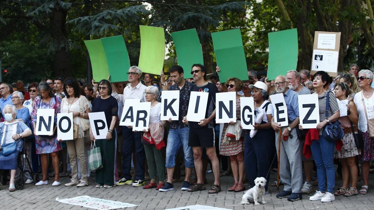 Decenas de vecinos y vecinas del II Ensanche protestan contra la construcción del parking de la calle Sangüesa.