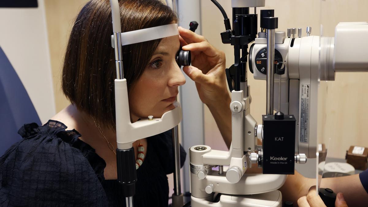 Un oftalmólogo examina a una paciente la presión intraocular para prevenir la enfermedad del glaucoma.