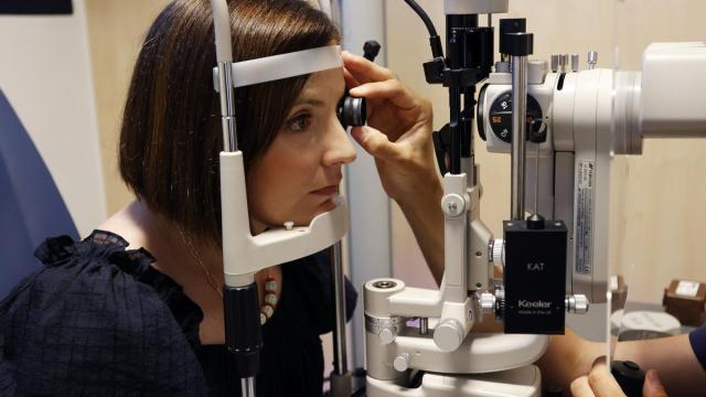 Un oftalmólogo examina a una paciente la presión intraocular para prevenir la enfermedad del glaucoma.