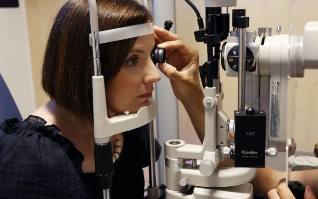 Un oftalmólogo examina a una paciente la presión intraocular para prevenir la enfermedad del glaucoma.