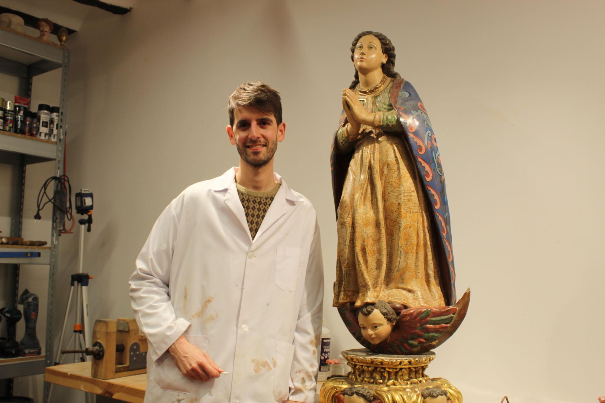 Mendizabal en su taller de Zubillaga con una de las imágenes que está restaurando.