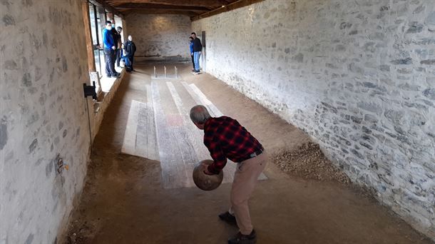 Gente jugando a bolo ayalés en la bolera de Beotegui en Ayala