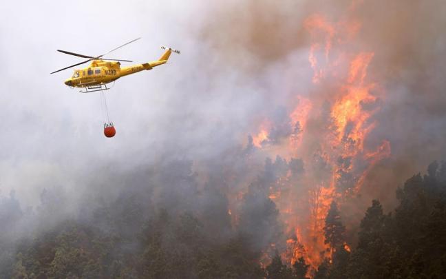 Uno de los helicópteros que participan en las tareas de extinción del incendio de Tenerife. Uno de los helicópteros que participan en las tareas de extinción del incendio de Tenerife.