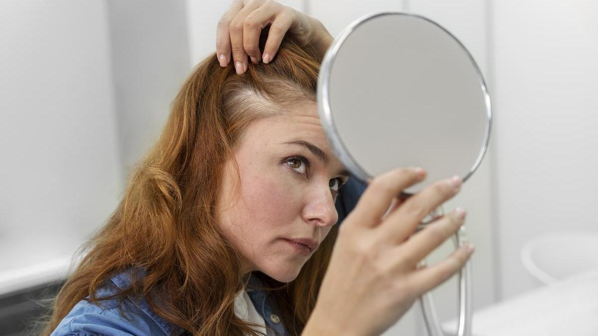 Si el cabello se vuelve más fino, aparecen zonas claras en las sienes, coronilla o línea frontal, o si el cuero cabelludo se nota más visible, puede que estemos ante un problema que va más allá de lo fisiológico.