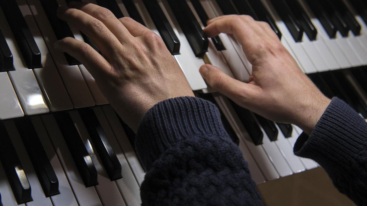 Detalle de las manos tocando un órgano, en una imagen de archivo.