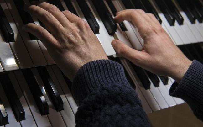 Detalle de las manos tocando un órgano, en una imagen de archivo.