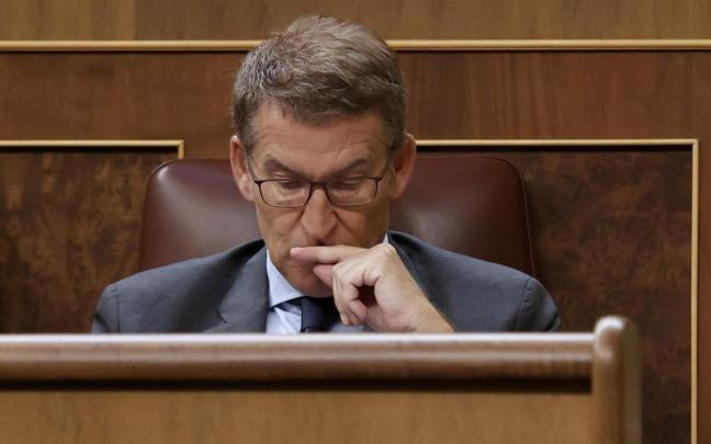 Alberto Núñez Feijóo en su escaño durante el debate de investidura.