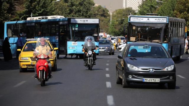Fotografía de archivo del tráfico en la avenida Yomhuri de la capital de Irán, Teherán.
