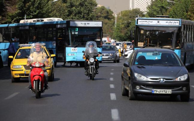 Fotografía de archivo del tráfico en la avenida Yomhuri de la capital de Irán, Teherán.