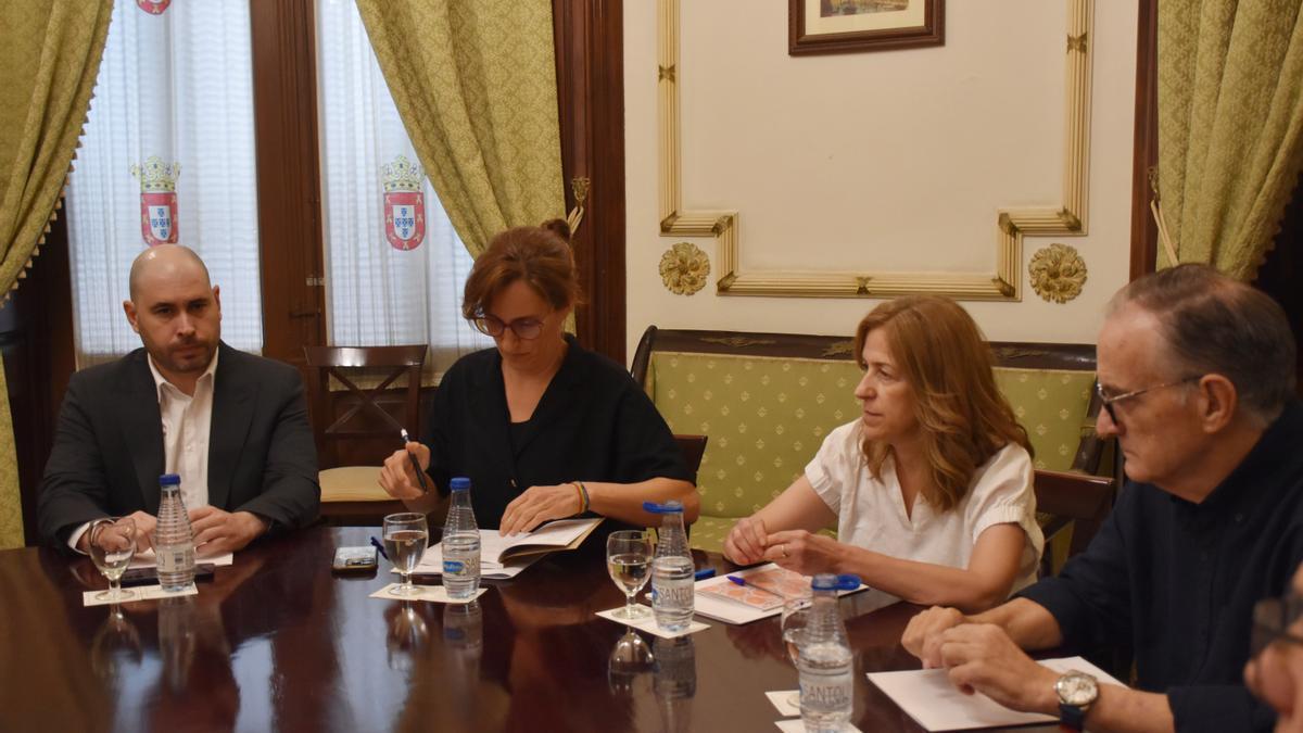 La ministra de Sanidad, Mónica García, durante u visita a Ceuta