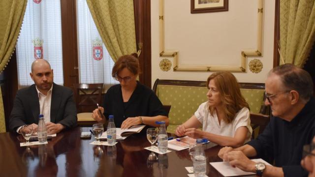 La ministra de Sanidad, Mónica García, durante u visita a Ceuta