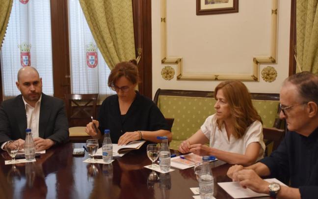 La ministra de Sanidad, Mónica García, durante u visita a Ceuta