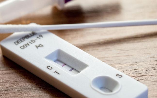 Un test de antígenos para detectar el coronavirus. Un test de antígenos para detectar el coronavirus.