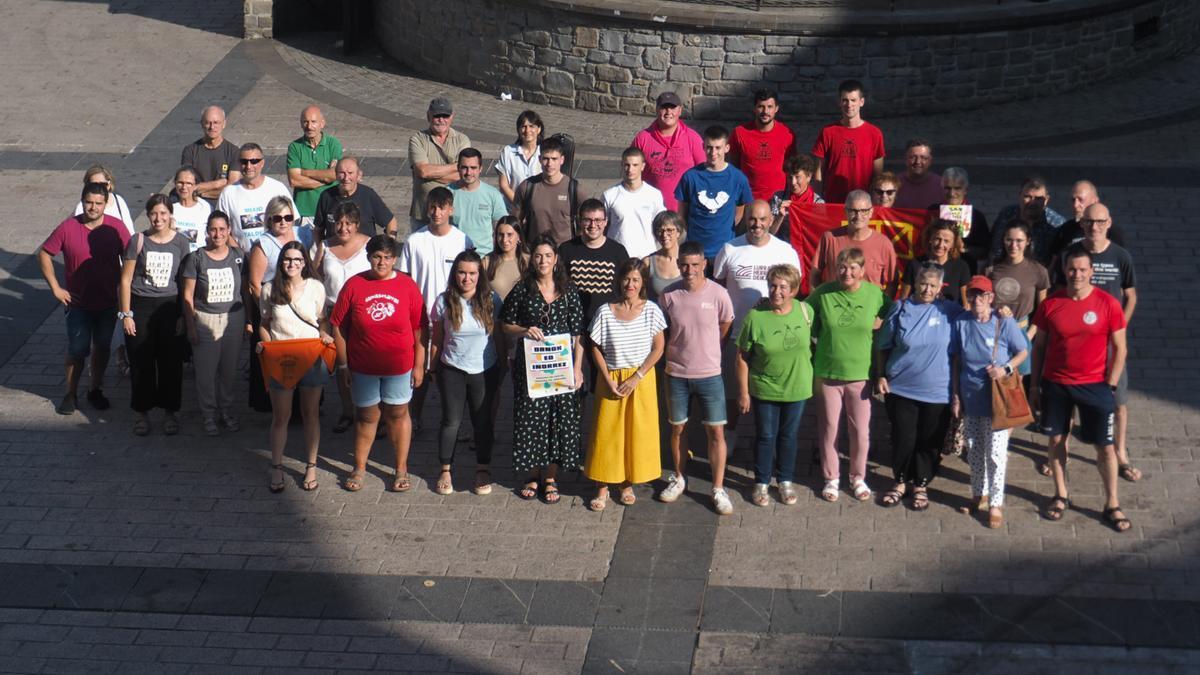 Colectivos que participan en la organización de las fiestas se sumaron a la foto de grupo de presentación del programa.