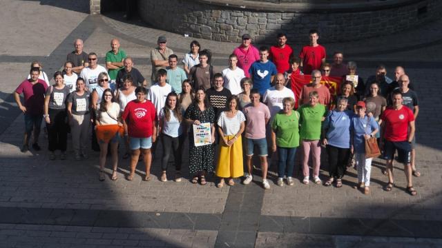 Colectivos que participan en la organización de las fiestas se sumaron a la foto de grupo de presentación del programa.