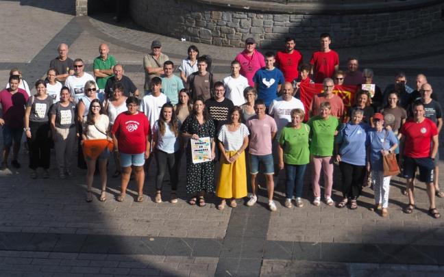 Colectivos que participan en la organización de las fiestas se sumaron a la foto de grupo de presentación del programa.