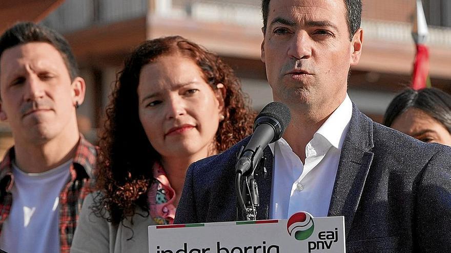 Imanol Pradales, durante su visita a la Lonja de Pasaia el pasado domingo. | FOTO: EFE