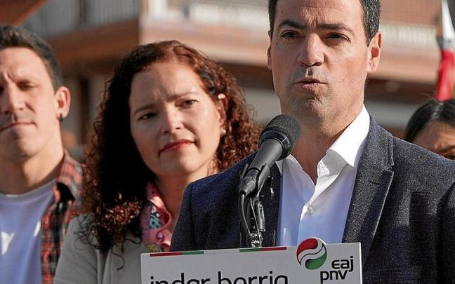 Imanol Pradales, durante su visita a la Lonja de Pasaia el pasado domingo. | FOTO: EFE