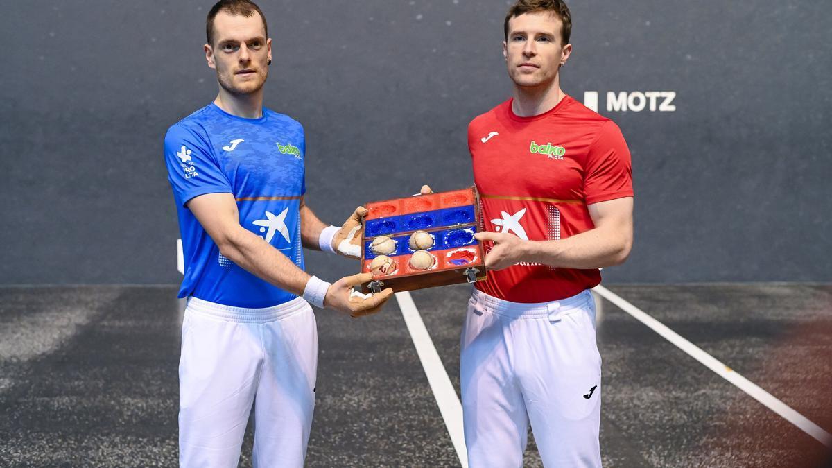 En imágenes: Iñaki Artola y Unai Laso seleccionan materia. para la semifinal del Manomanista en el frontón Atano III de Donostia.