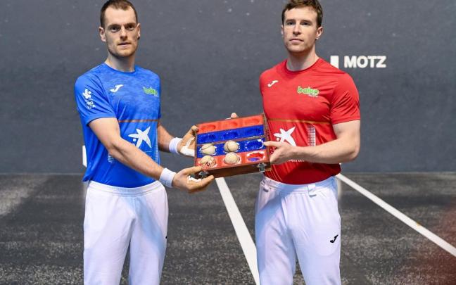 En imágenes: Iñaki Artola y Unai Laso seleccionan materia. para la semifinal del Manomanista en el frontón Atano III de Donostia.
