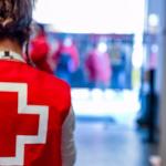 Una voluntaria de Cruz Roja.