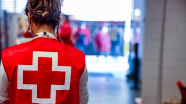 Una voluntaria de Cruz Roja. Una voluntaria de Cruz Roja.