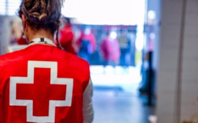 Una voluntaria de Cruz Roja. Una voluntaria de Cruz Roja.
