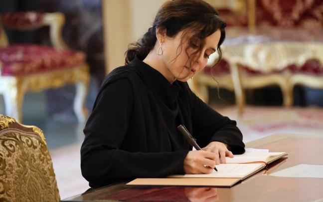 Isabel Díaz Ayuso, firmando en el libro de condolencias. / Raúl Terrel Isabel Díaz Ayuso, firmando en el libro de condolencias.