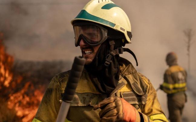 Un voluntario realiza labores de extinción en el incendio de Oímbra, Ourense.