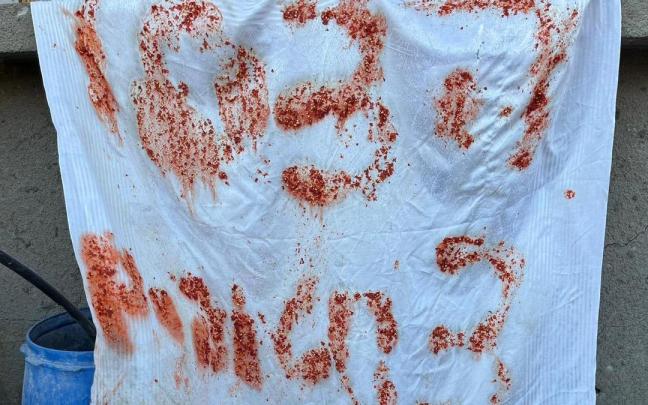 Una de las telas con mensajes de auxilio de los rehenes asesinados por Israel.