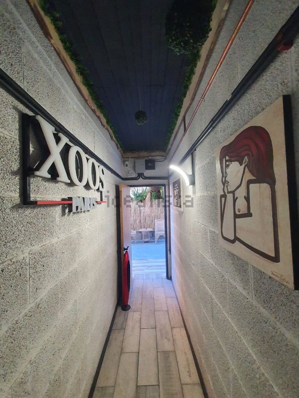 Un estrechísimo y extraño pasillo da paso a la vivienda.