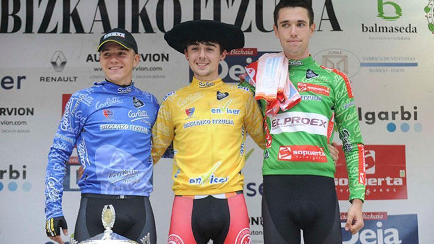 Ben Healy, vencedor, con Evenepoel y Lazkano en el podio.