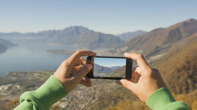 El móvil permite hacer casi infinitas fotos y luego almacenarlas, aunque su limitación de espacio lleva a tener que alojarlas en la nube. / Freepik El móvil permite hacer casi infinitas fotos y luego almacenarlas, aunque su limitación de espacio lleva a tener que alojarlas en la nube.