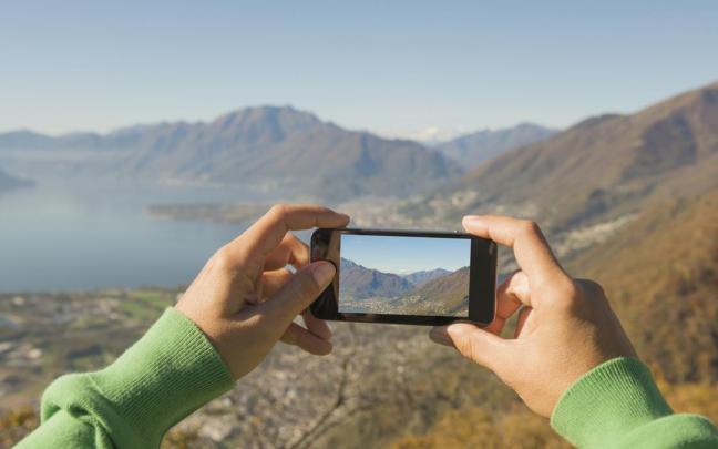 El móvil permite hacer casi infinitas fotos y luego almacenarlas, aunque su limitación de espacio lleva a tener que alojarlas en la nube. / Freepik El móvil permite hacer casi infinitas fotos y luego almacenarlas, aunque su limitación de espacio lleva a tener que alojarlas en la nube.