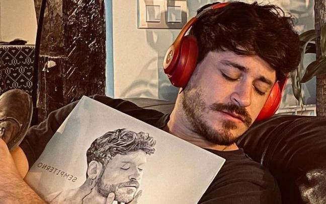 Luis Cepeda, abrazado a su disco.