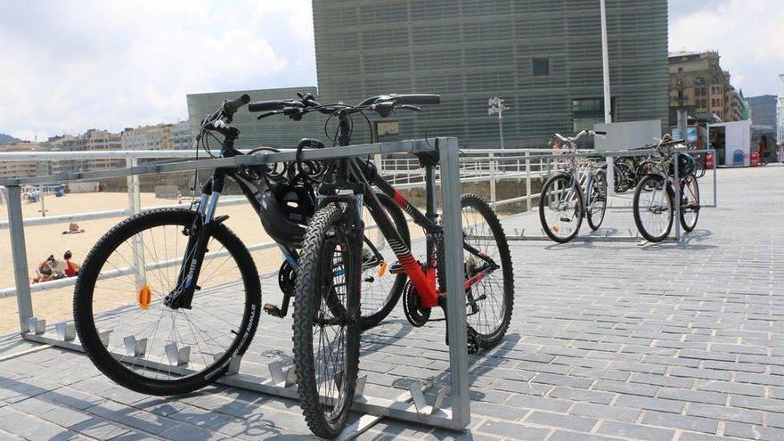 Imagen de archivo de un aparcabicis temporal colocado junto a la Playa de la Zurriola, en Donostia