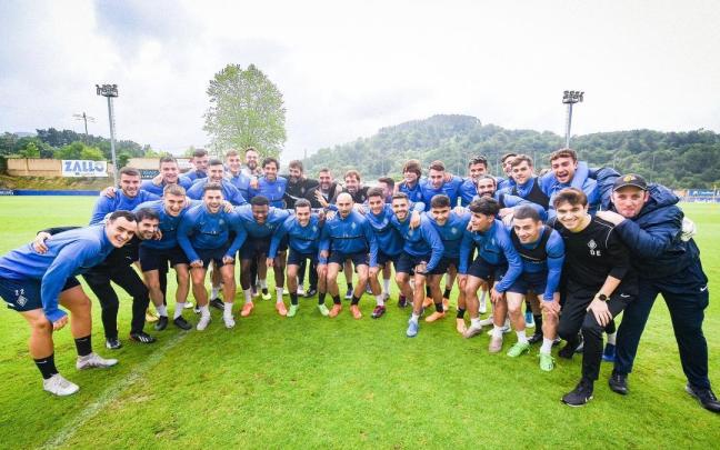 La plantilla del Amorebieta y el cuerpo técnico se conjuran para lograr el ascenso a Segunda. La plantilla del Amorebieta y el cuerpo técnico se conjuran para lograr el ascenso a Segunda.