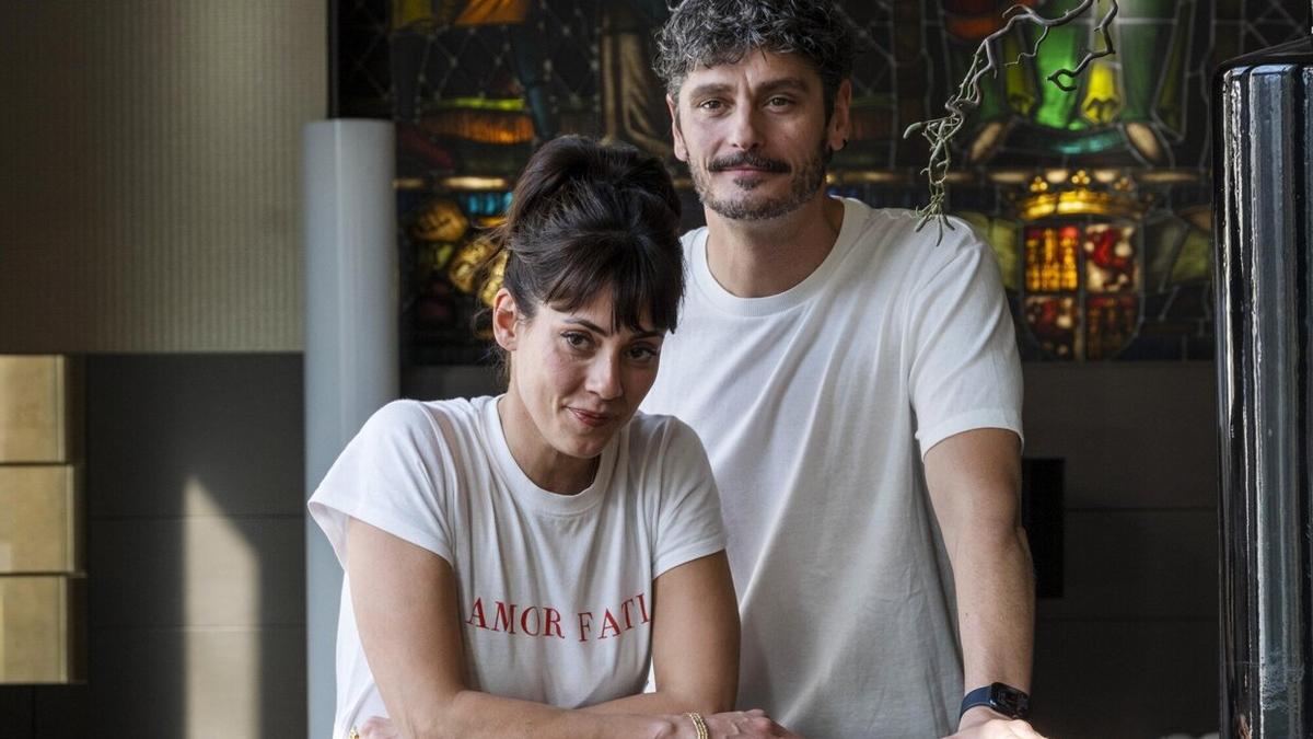 Eva Ugarte y Antonio Pagudo han acompañado a Herrero en el estreno de 'Bajo terapia' en Pamplona.