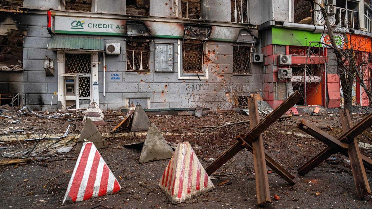 Vista general de una calle de Bajmut destruida tras los últimos ataques.