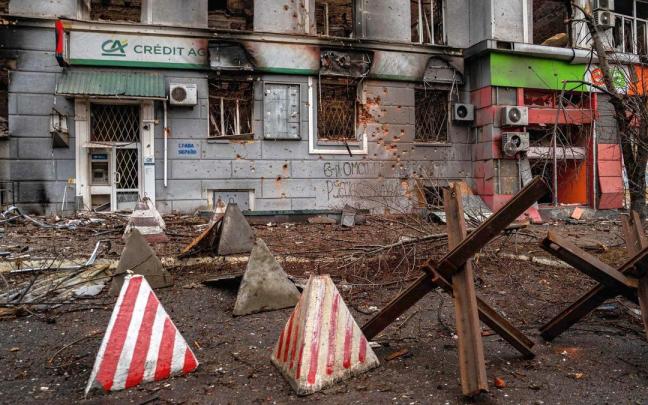 Vista general de una calle de Bajmut destruida tras los &uacute;ltimos ataques.