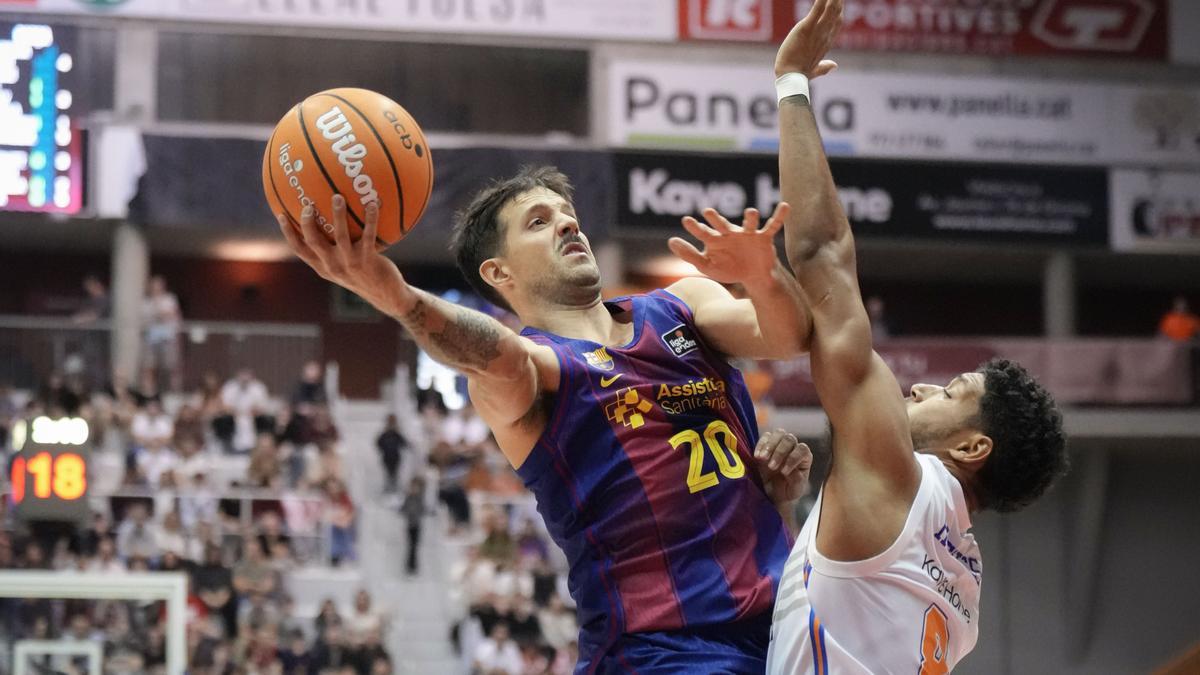 Nicolás Laprovíttola trata de encestar durante el encuentro frente al Girona.