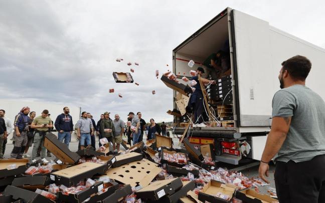 Agricultores franceses destruyen un cargamento de tomates españoles en Le Boulou. Agricultores franceses destruyen un cargamento de tomates españoles en Le Boulou.